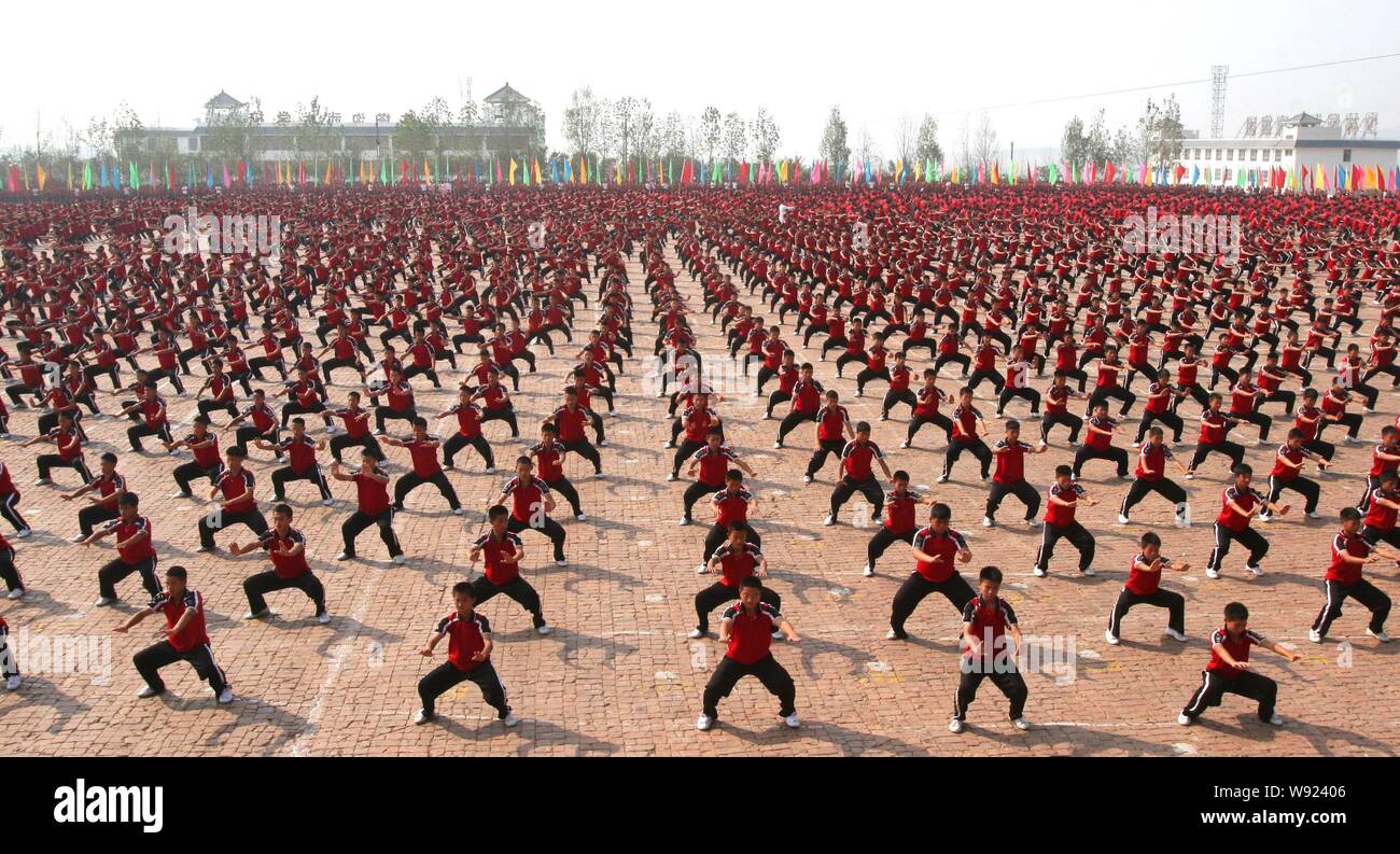 Estudiantes de la escuela de artes marciales Tagou ejecutar durante una  actuación de kung fu, cerca del templo de Shaolin en la ciudad de Dengfeng,  Henan Chinas centrales provinciales Fotografía de stock -