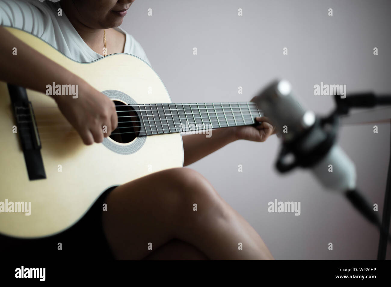 Mujer Asiática play acoustic guitarra clásica del jazz y de la canción  fácil de escuchar y grabar con micrófono seleccione centrarse profundidad de  campo y vintage t Fotografía de stock - Alamy