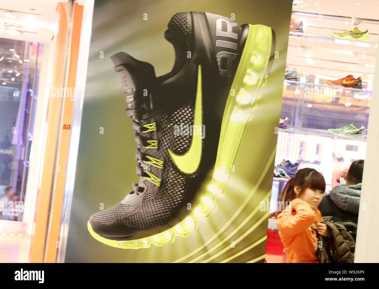 Archivo-clientes chinos para la fabricación de calzado deportivo en una  tienda de ropa deportiva de Nike, en Beijing, China, 8 de marzo de 2013.  Mayores ventas mundiales de calzado de Nike Inc