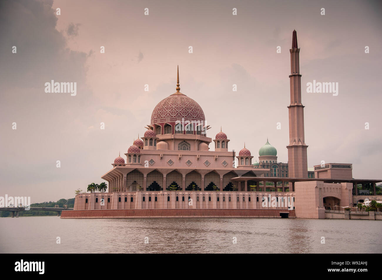 Putra Mezquita (Masjid Putra), Putrajaya, Malasia. Foto de stock