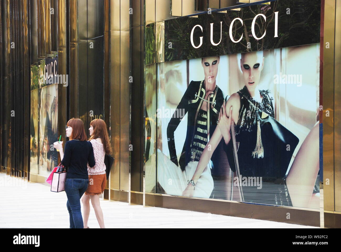 Archivo-moda mujer joven chino pasa por una boutique de moda de Gucci en la  ciudad de Nanning, al sur Chinas de la región autónoma de Guangxi Zhuang,  el 1 de abril de