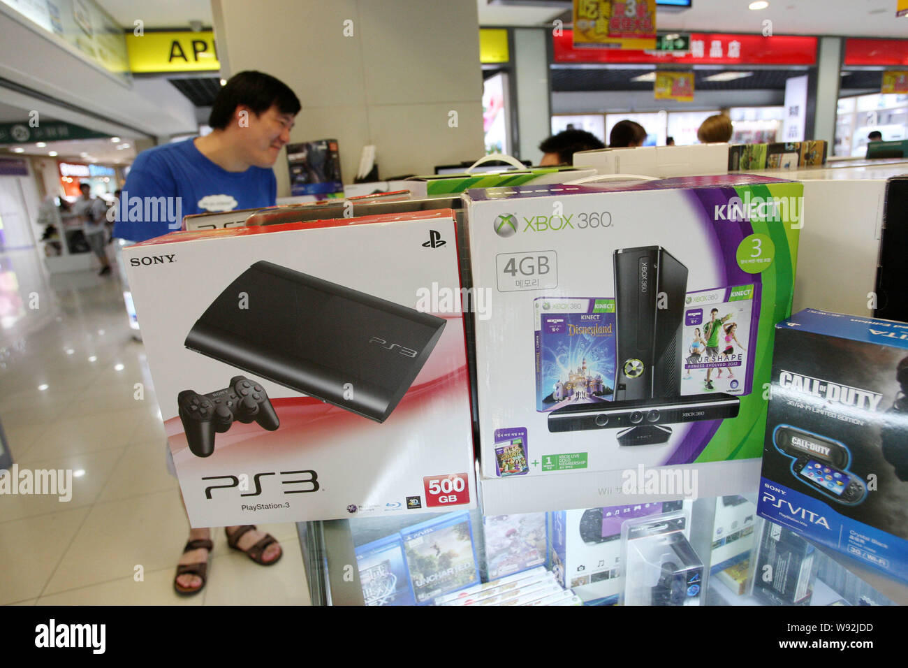 Sony PS3 y Microsoft Xbox 360 consolas de juegos están a la venta en un  stand