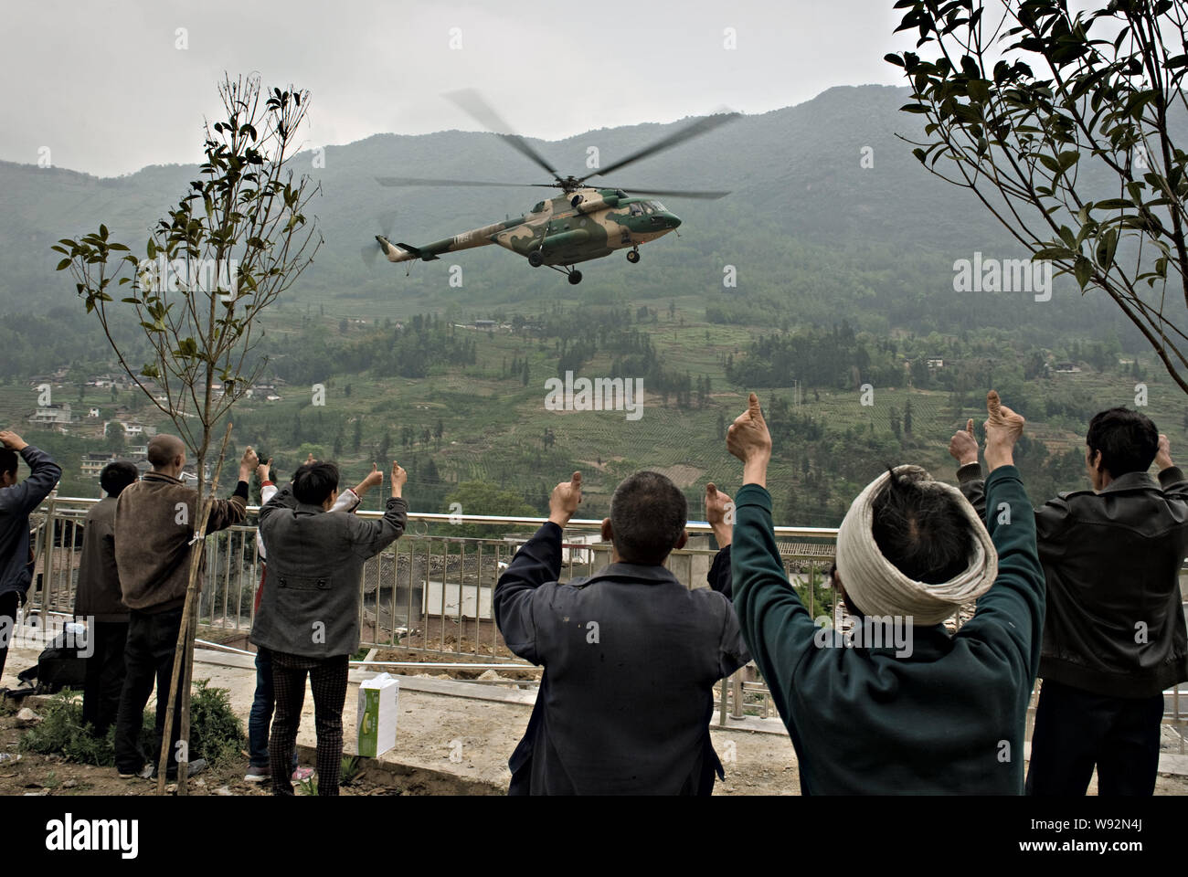 Los Aldeanos Locales Muestran Los Pulgares De Un Helicóptero Militar