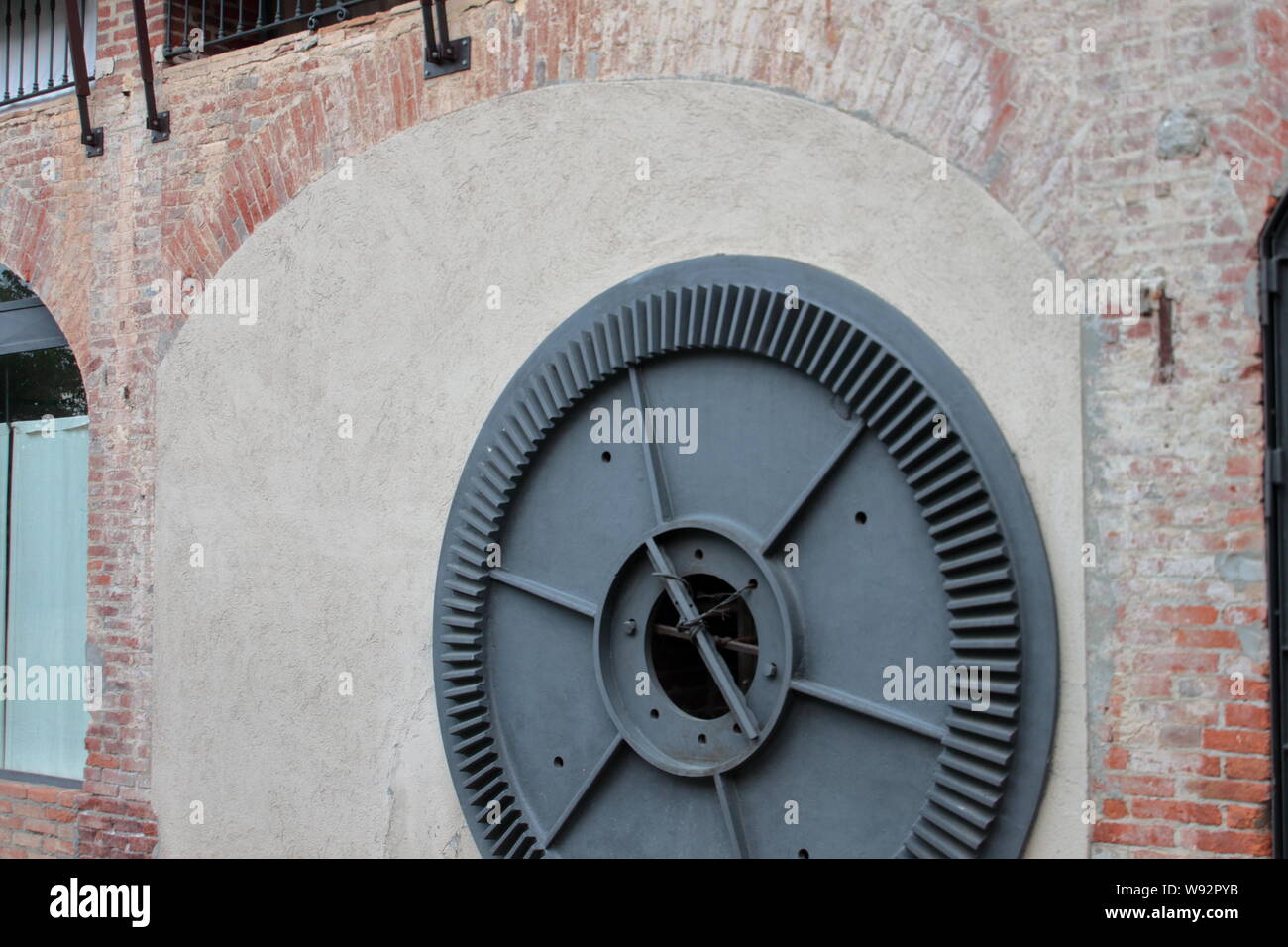 Ejemplo de arqueología industrial: gran molino de agua de rueda de engranaje en una fábrica de alfarería trabaja desde 1800 Foto de stock