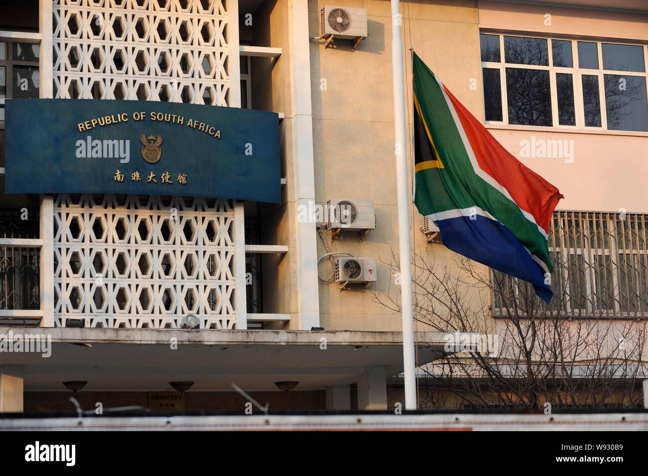 salto obra maestra La cabra Billy La South African National bandera ondea a media asta en la Embajada de  Sudáfrica en China para llevar el luto por la muerte del ex Presidente  Sudafricano Nelso Fotografía de stock -