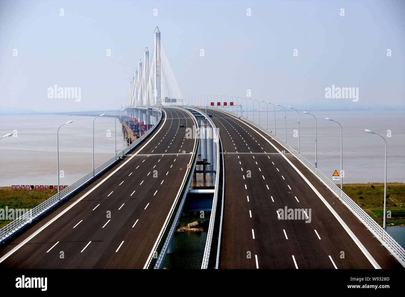 Vista del Puente Cross-Sea Jiashao en Shaoxing, provincia de Zhejiang, China Oriental el 17 de junio de 2013. Con una inversión total de 13,9 millones de yuan ($2.2 Foto de stock