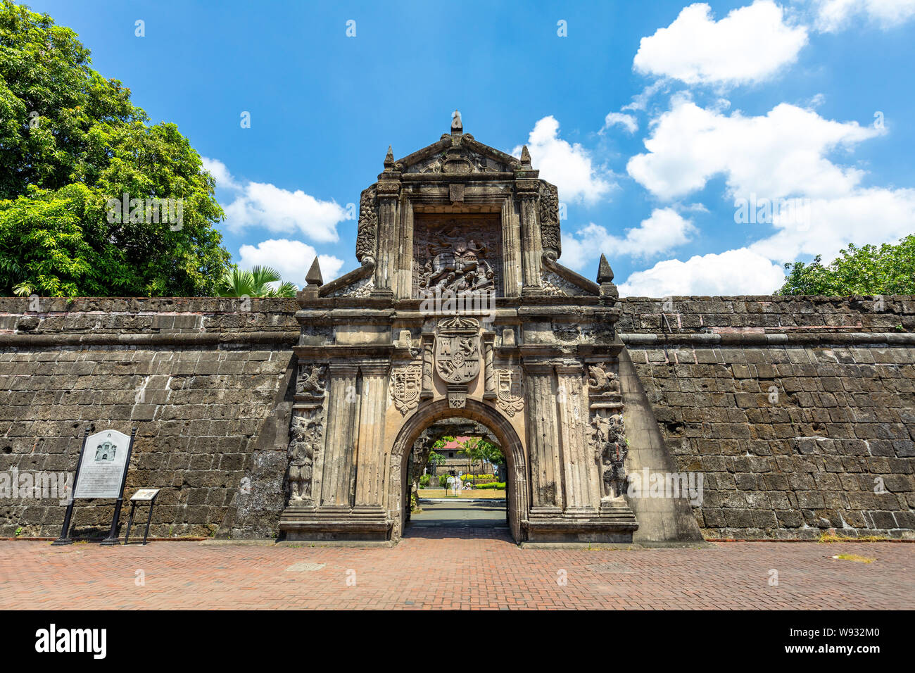 Puerta principal del Fuerte Santiago, en Manila, Filipinas Foto de stock