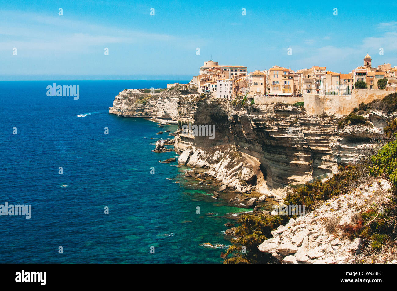 Las casas antiguas y la ciudad construida en el borde de los altos acantilados de Bonifacio, en el mar mediterráneo de la Córcega Foto de stock