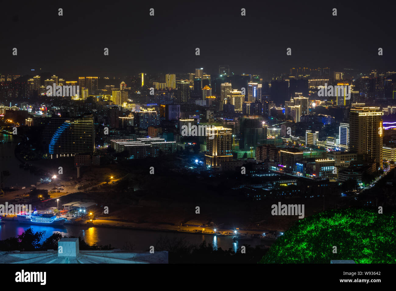 Vista nocturna de la ciudad de Sanya, desde la plataforma de observación. El ciervo gira la cabeza de la isla de Hanan. China Foto de stock