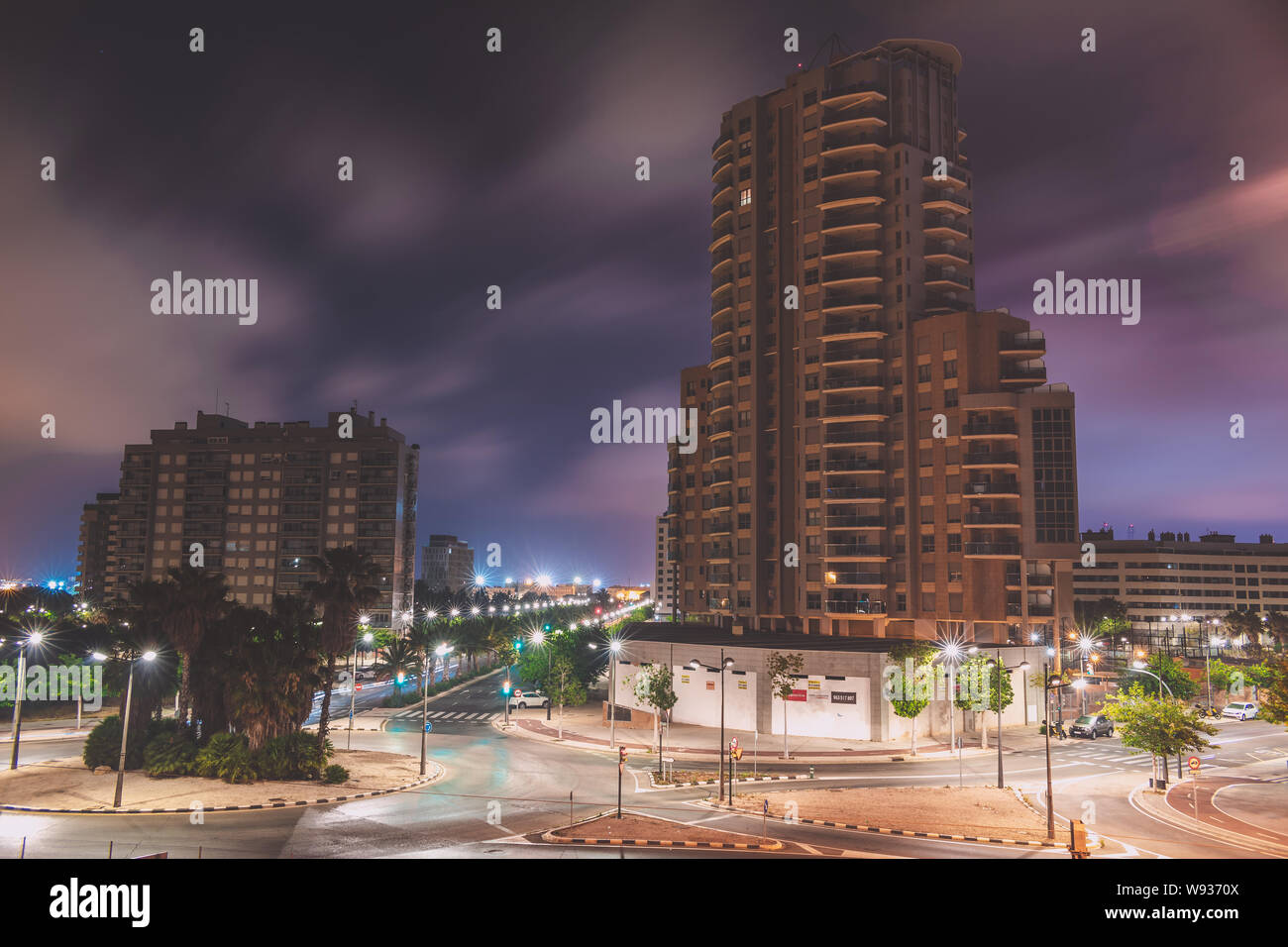 Rotonda con un edificio grande hotel en Valencia East side noche Foto de stock