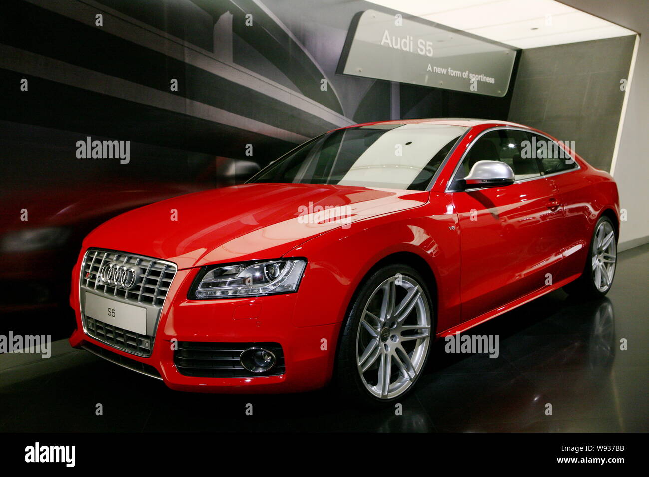 FILE--un Audi S5 se muestran en el Audi Forum en Beijing, China, 16 de  octubre de 2009 Fotografía de stock - Alamy