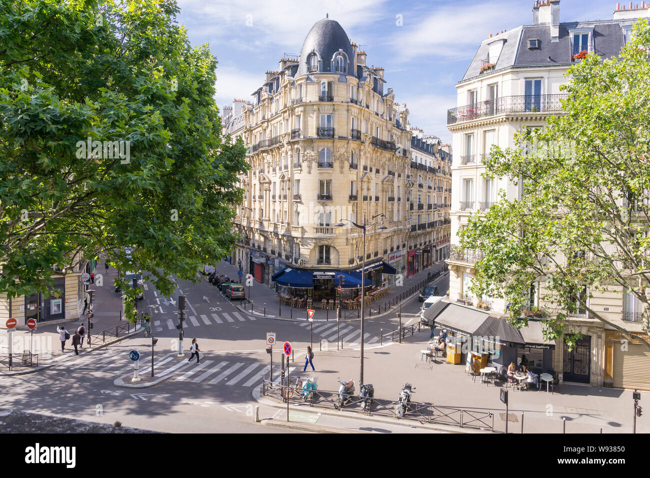 Vista superior de la calle París - una escena callejera en la mañana, visto desde el paseo marítimo plantee, niveles elevados de parque en París, Francia, Europa. Foto de stock