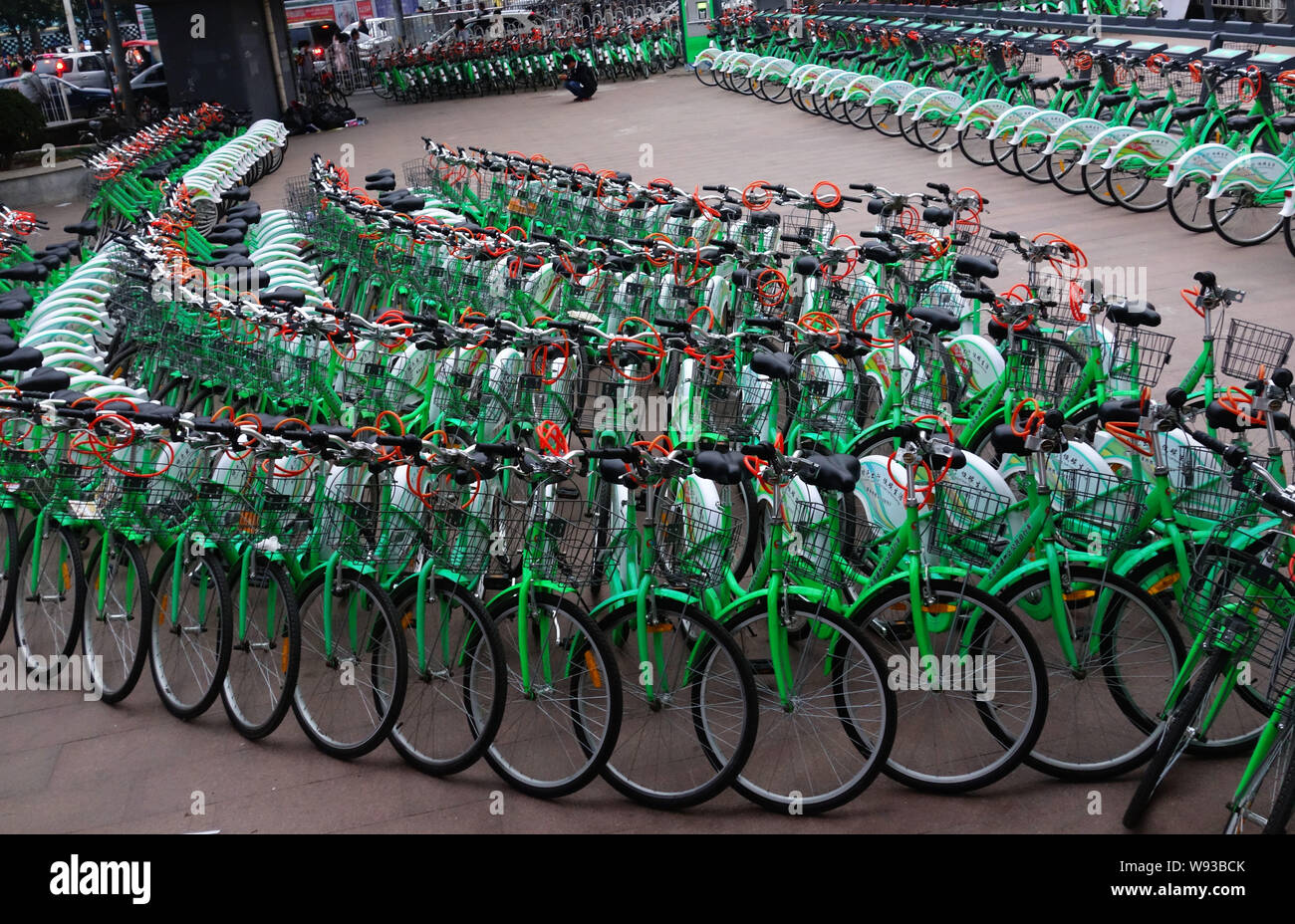 Línea de bicicletas en una estación de alquiler en Tongzhou District, Beijing, China, 12 de octubre de 2013. Beijing va a incrementar su flota de bicicletas de alquiler para Foto de stock