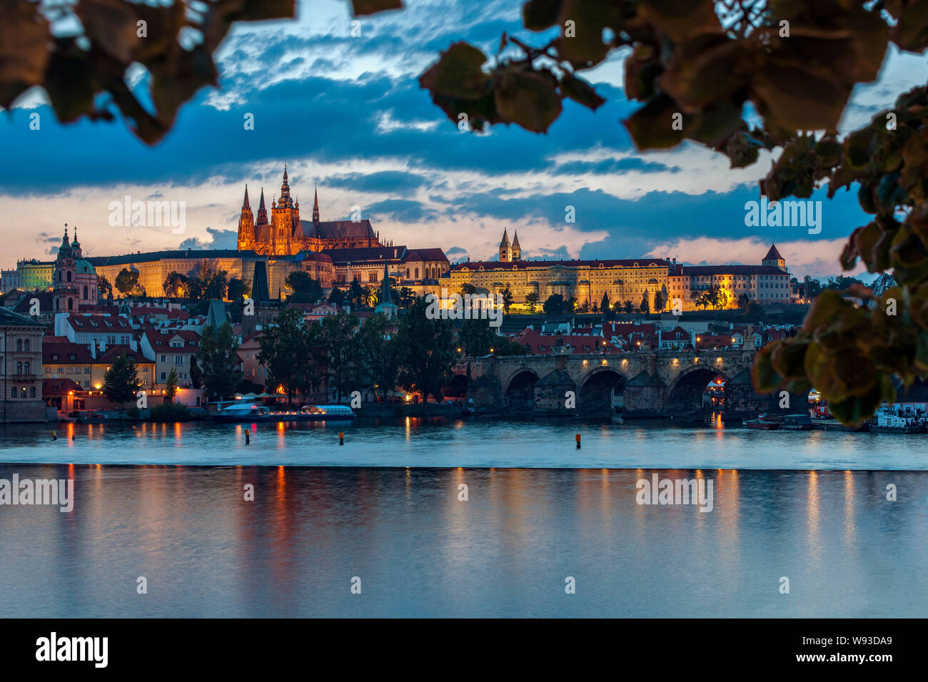 Vista del Castillo de Praga Atardecer visto cruzando el río Vltava en Praga en la República Checa. Foto de stock