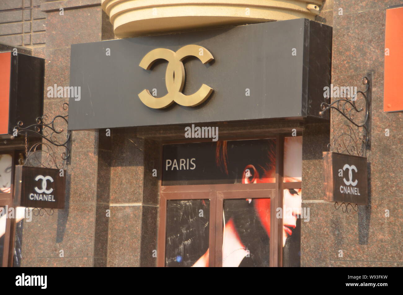 Chanel falso fotografías e imágenes de alta resolución - Alamy