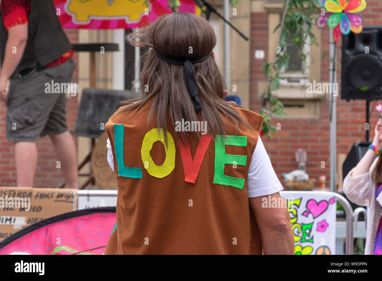 Sint Gillis Waas, Bélgica, 3 de agosto de 2019, recuerde festival de Woodstock, el amor, la paz y el entendimiento. El movimiento hippie. Con el amor hippie inscr. Foto de stock