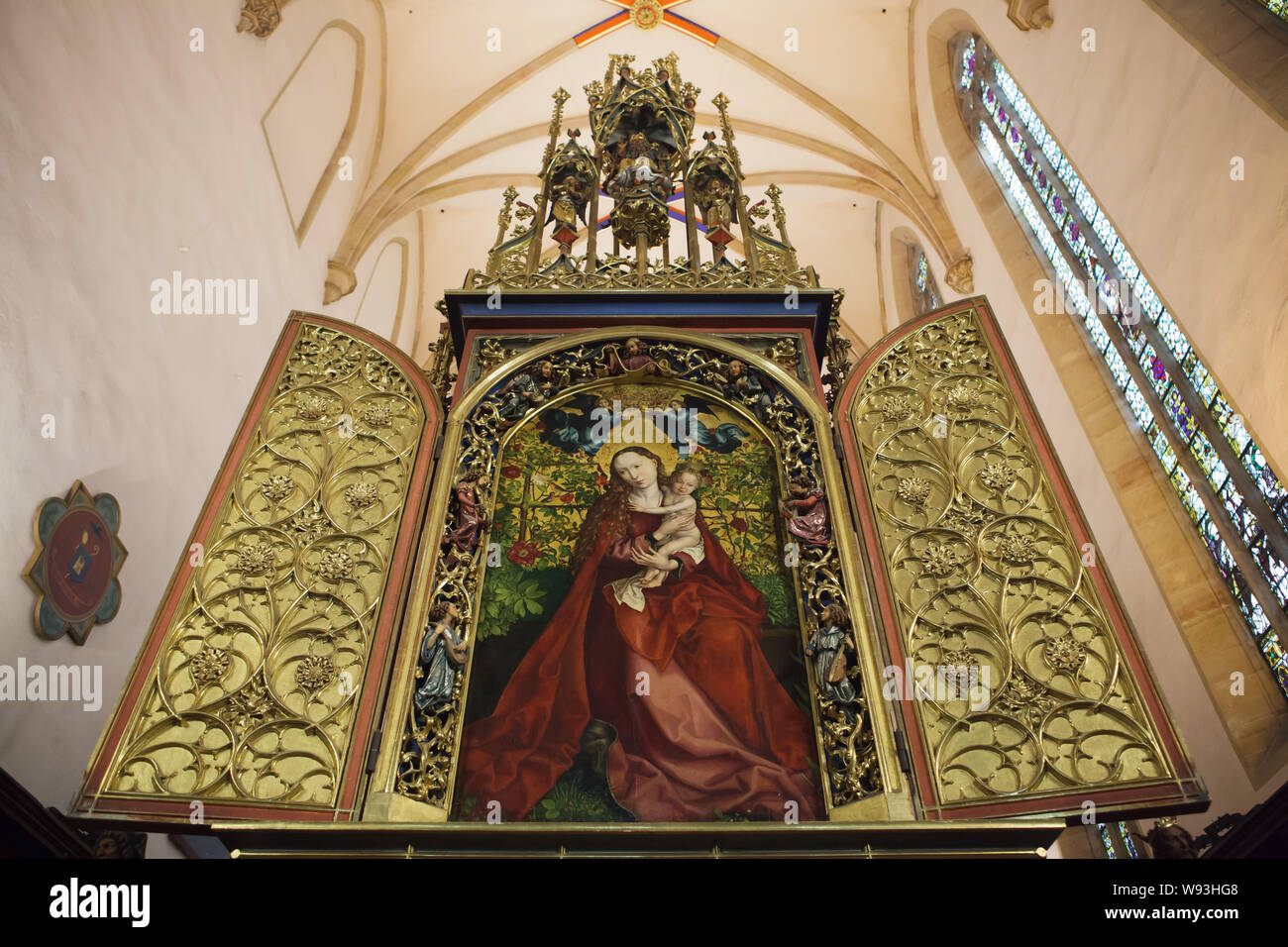 Altar pintura 'Madonna en Rose Garden' ('Madonna de humildad") por el pintor renacentista alemán Martin Schongauer (1473) que se muestra en la Iglesia de los Dominicos en Colmar, Alsacia, Francia. Foto de stock