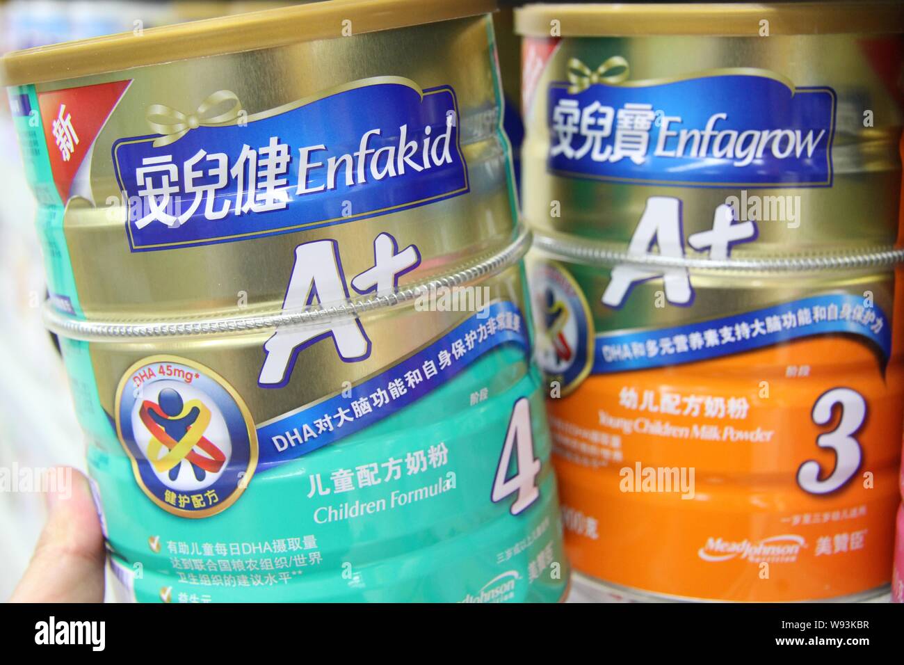 Archivo-latas de fórmula infantil Enfagrow Enfakid y de Mead Johnson están  a la venta en un supermercado en la ciudad de Nantong, provincia de  Jiangsu, Chinas oriental 12 Fotografía de stock -