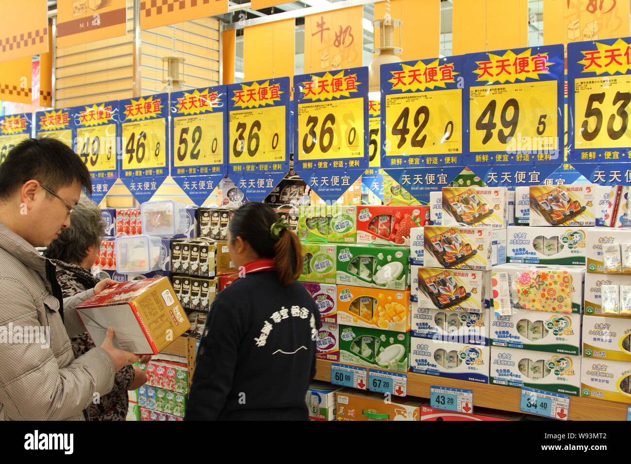 --FILE--Los consumidores seleccionar aperitivos en un supermercado en Hefei, provincia de Anhui, China oriental, el 9 de enero de 2013. Creo Chinas será la tasa de crecimiento de alrededor del 8% Foto de stock
