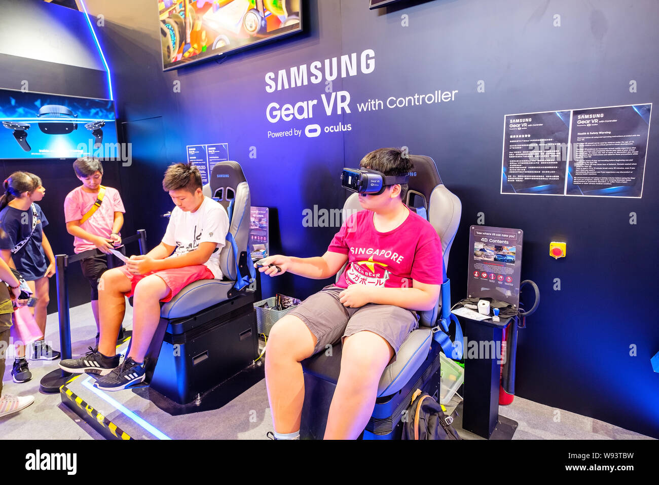 Hong Kong - Julio 30, 2019: Los visitantes son vistos jugando un Samsung De marcha la 21 ª ACGHK VR2019 Ani-Com & Games evento en Hong Kong. Foto de stock