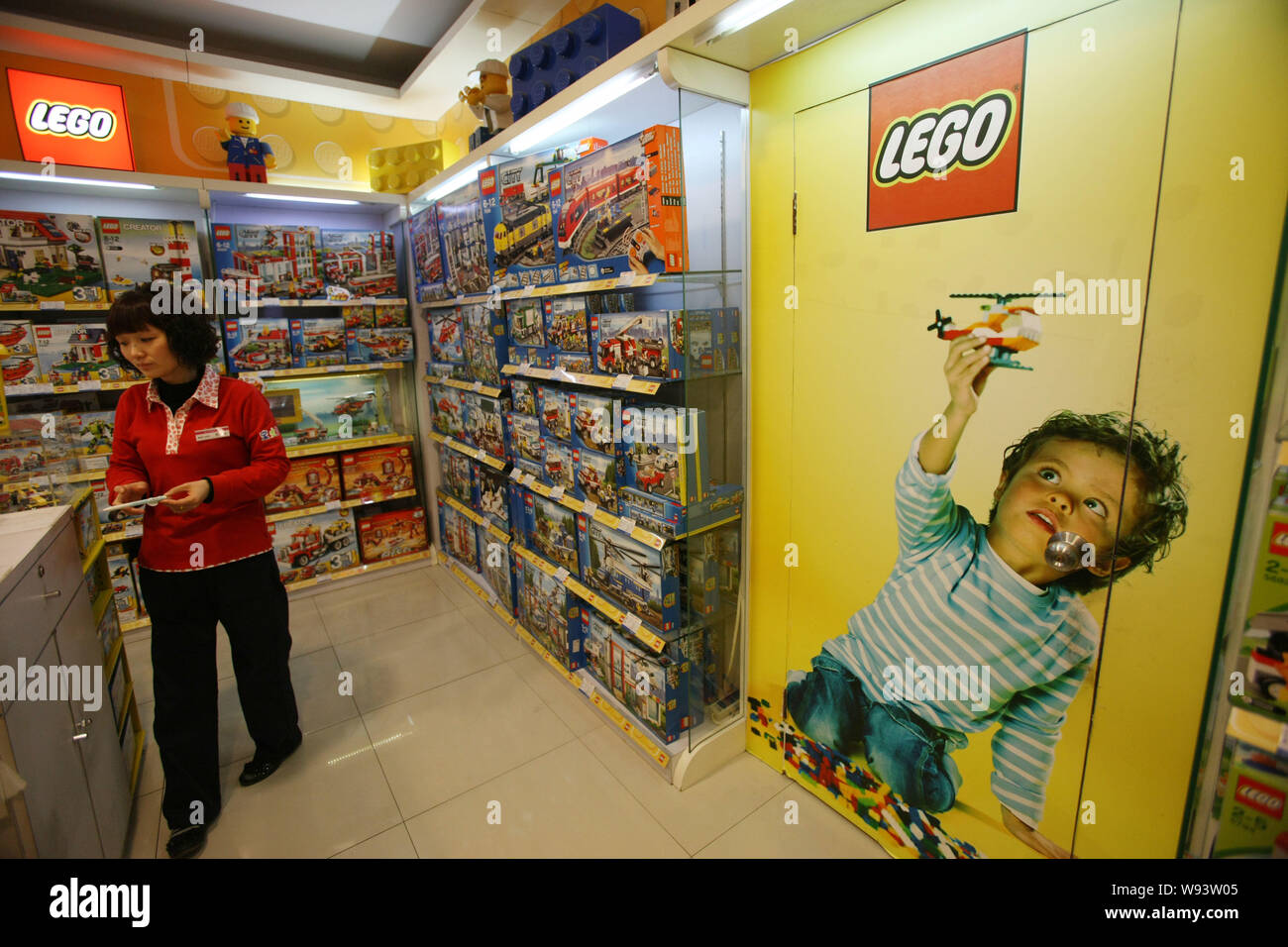 FILE--Un empleado es visto en una tienda de Lego en un centro comercial en  Shanghai, China, 21 de marzo de 2013. A comienzos de este año, Lego superó  a Hasbro a beco