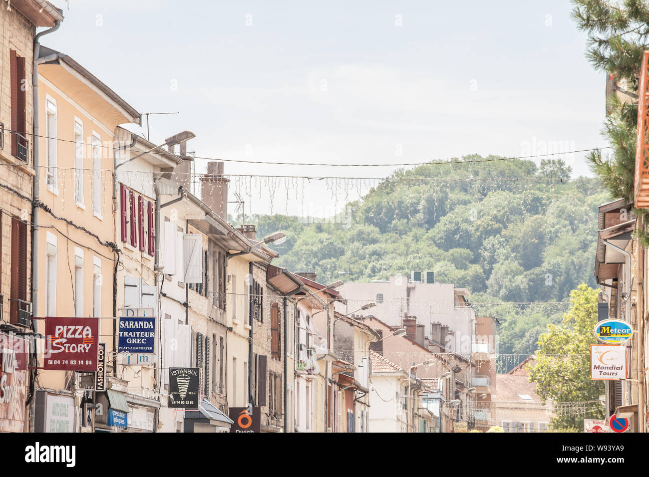 De BOURGOIN JALLIEU, Francia - Julio 17, 2019: los viejos edificios de arquitectura tradicional francesa en un pueblo comercial calle de Bourgoin-Jallieu, con s Foto de stock
