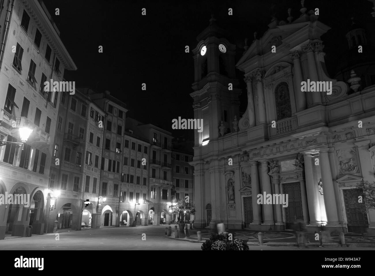 Iglesia y Plaza de la ciudad de Santa Margherita Ligure por noche en Italia Foto de stock