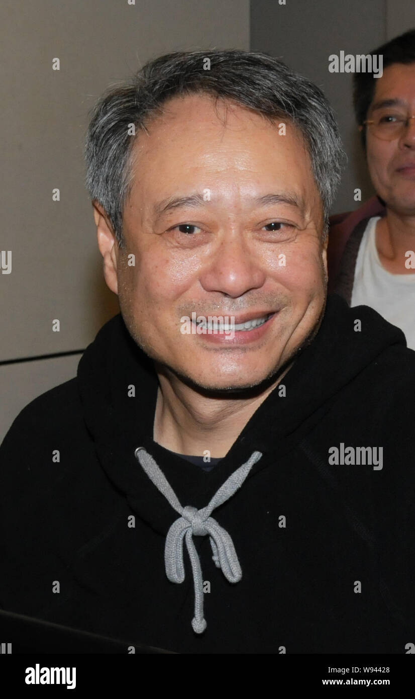 El director de cine taiwanés Ang Lee sonríe tras su llegada al Aeropuerto Internacional Taoyuan de Taiwán en Taipei, Taiwán, 11 de noviembre de 2013. Foto de stock