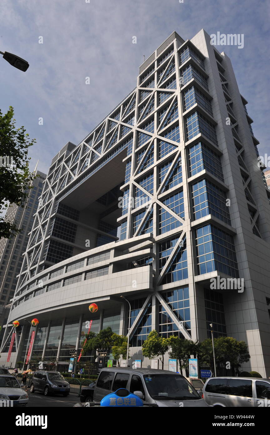 Archivo-coches unidad pasado el edificio de la Bolsa de Shanghai en el  distrito financiero de Lujiazui en Pudong, Shanghai, China, 6 de julio de  2012. China se trasladó Fotografía de stock - Alamy