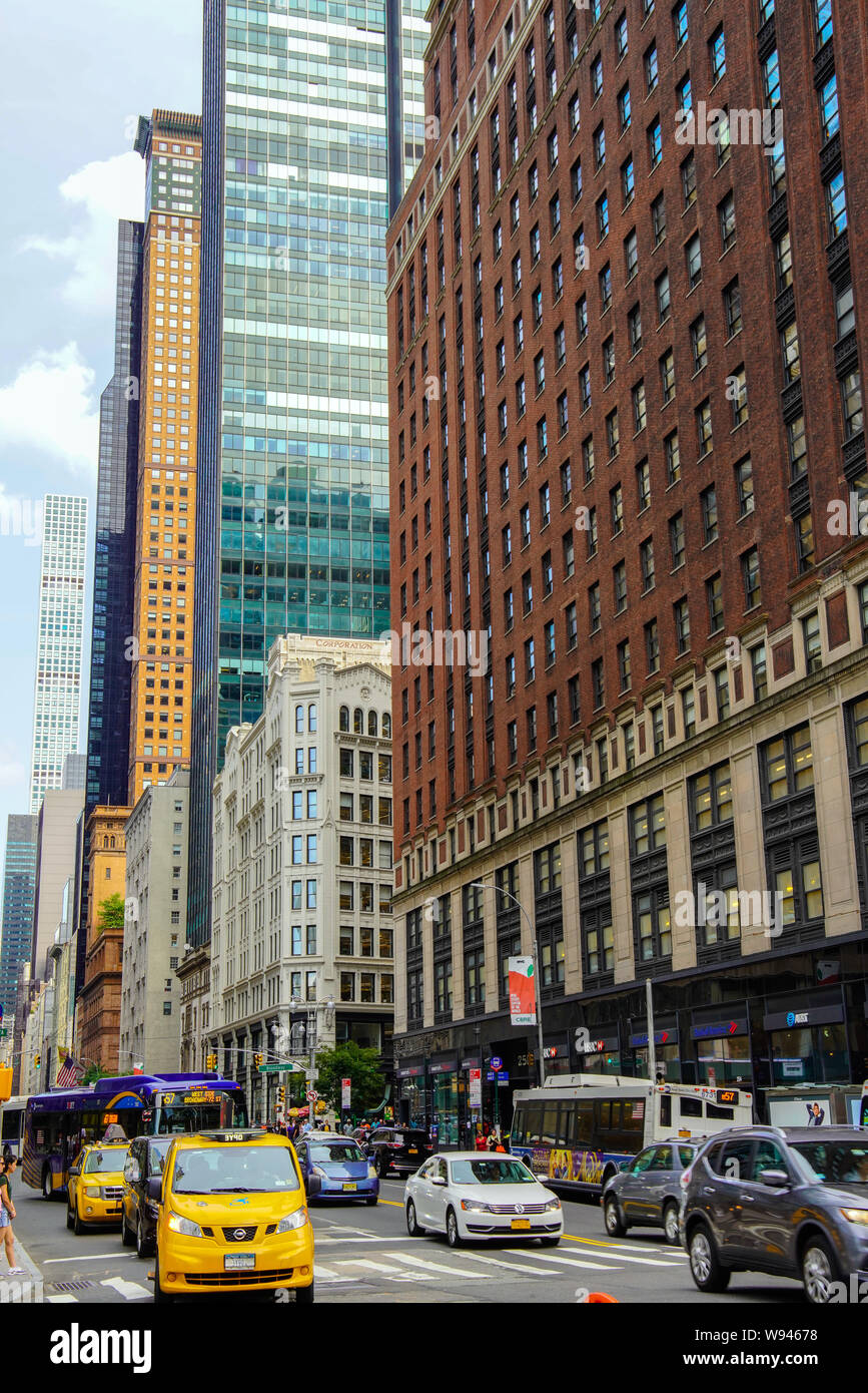 Vista de la calle de coloridos W 57th St, Manhattan, Ciudad de Nueva York, EE.UU. Foto de stock