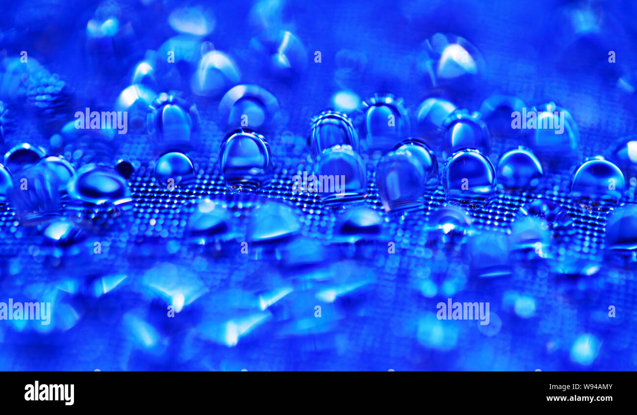 Gotas de agua en la superficie azul texturizada Foto de stock