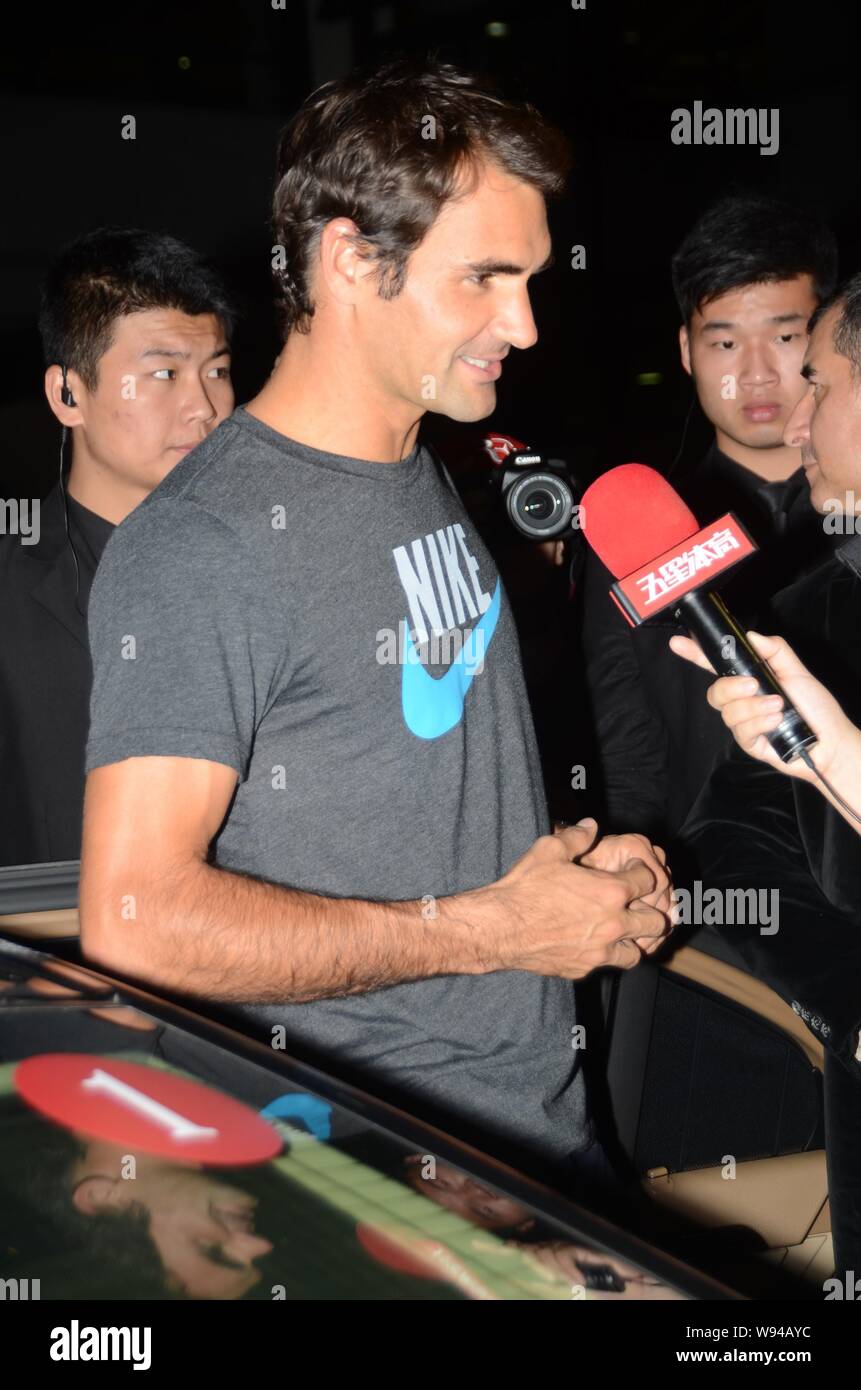 Roger Federer de Suiza es entrevistado como él llega al aeropuerto de Pudong de Shanghai Rolex Masters 2013 en Shanghai, China, 2 de octubre de 2013. Foto de stock