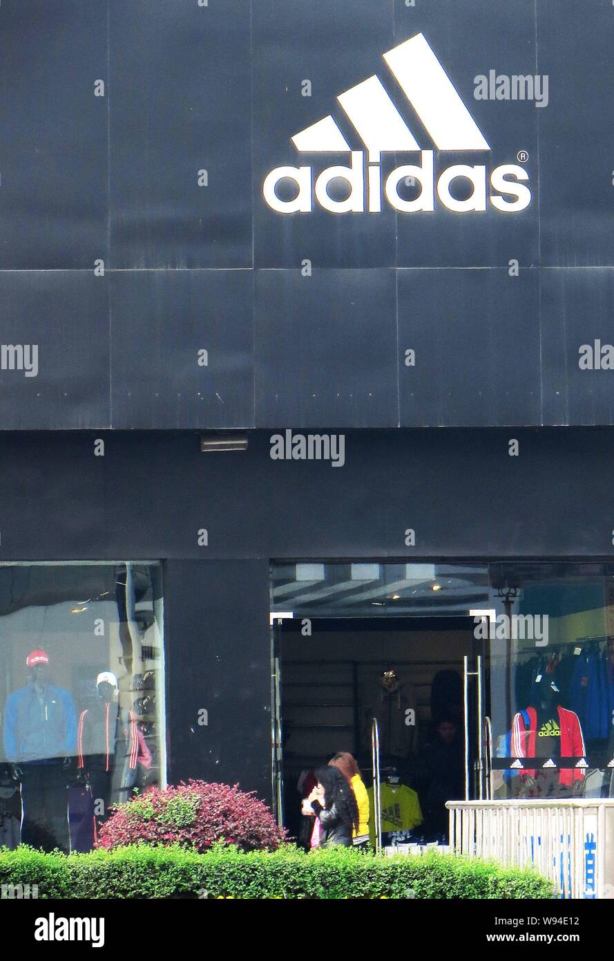 Adidas sports store fotografías e imágenes de alta resolución - Alamy