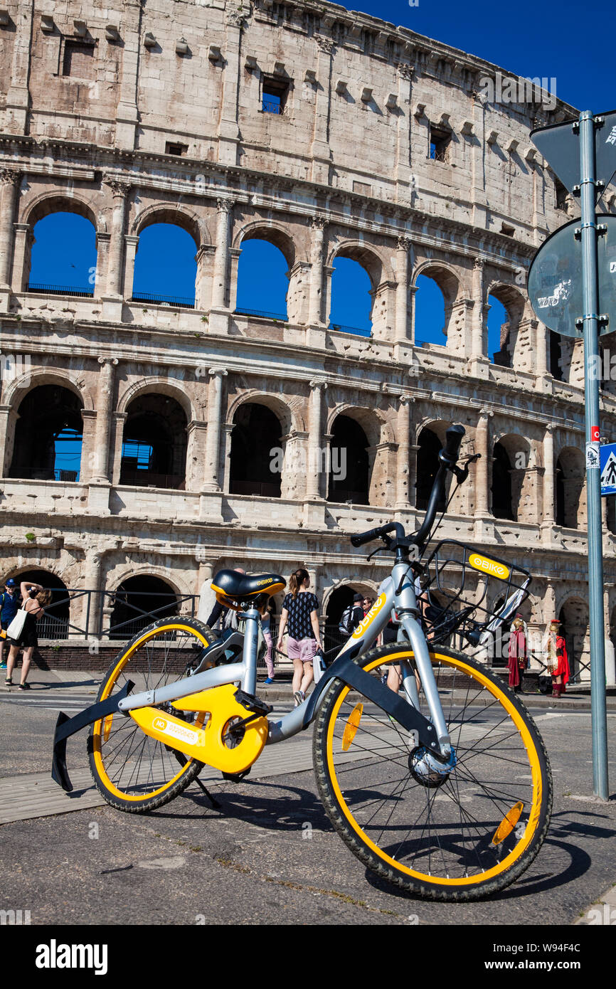 Roma, Italia - Abril 2018: bicicletas públicas estacionado en frente del  Coliseo en un hermoso día de primavera Fotografía de stock - Alamy
