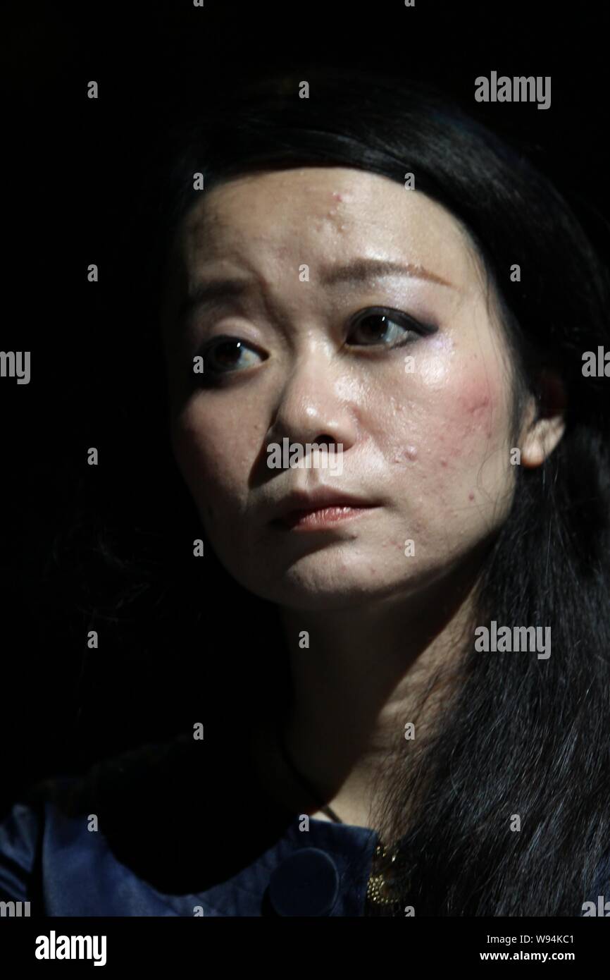 --Archivo-cantante chino Wu Hongfei, quien dijo que ella quería online para bombardear las oficinas de gobierno, asiste a una reunión del ventilador en Wuhan, centrales chinas Hu Foto de stock