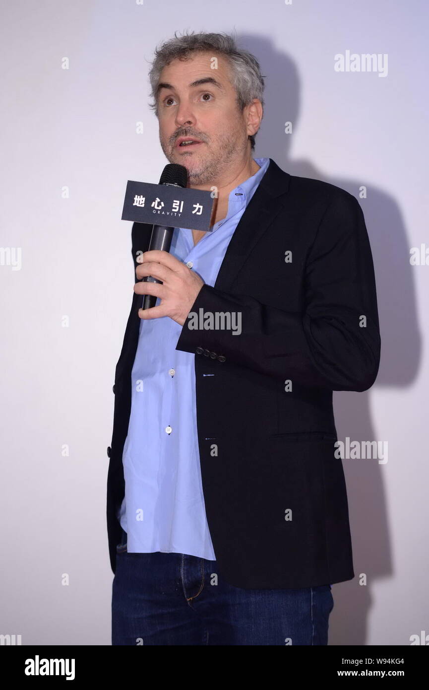 El director de cine mexicano Alfonso Cuaron, habla durante una conferencia de prensa para el estreno de su nueva película, la gravedad, en Beijing, China, 18 de noviembre de 2013. Foto de stock