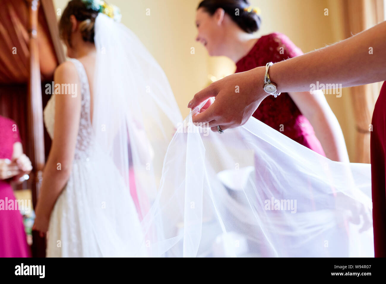Novia preparándose antes de su boda Foto de stock