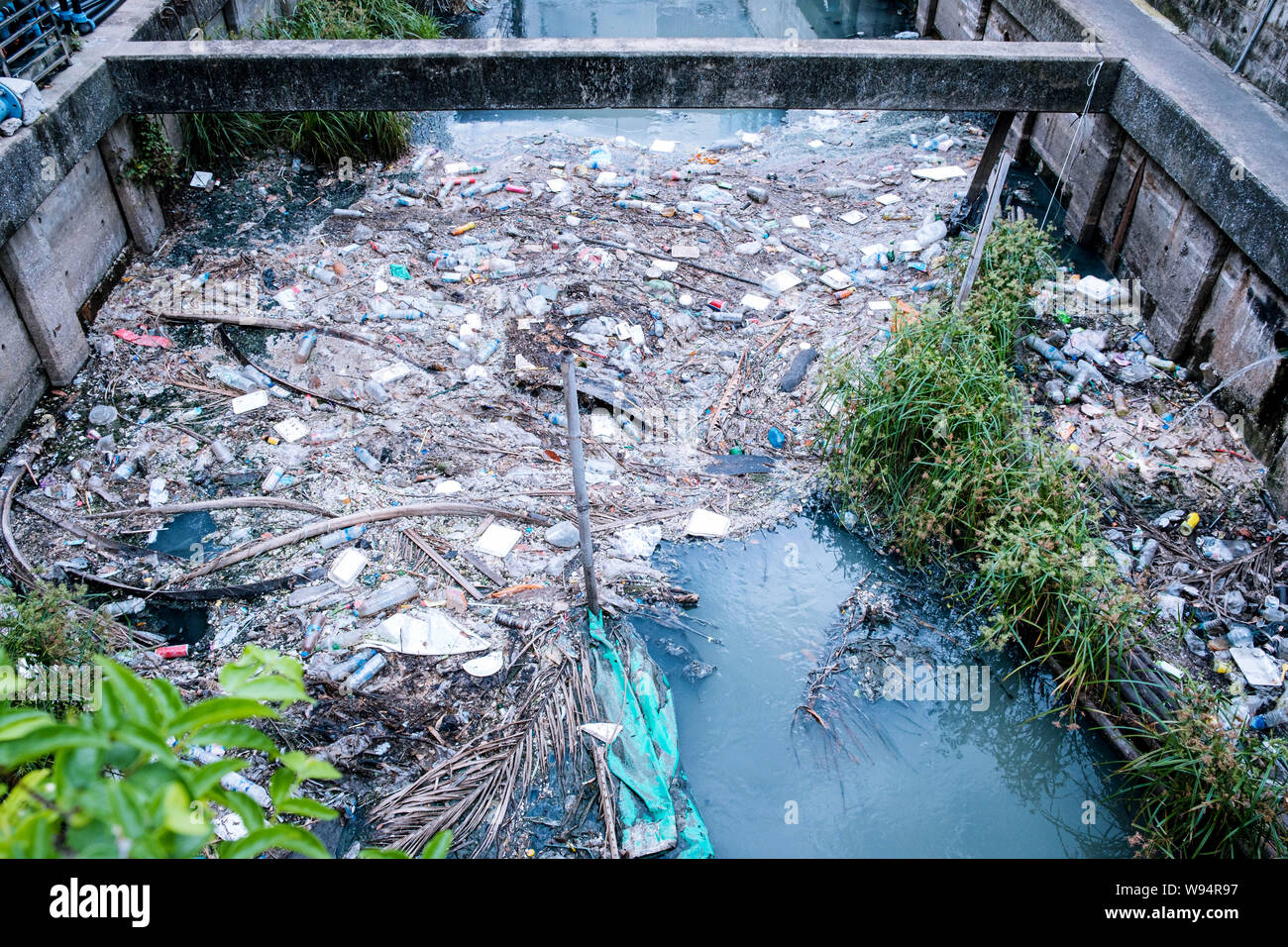 La Ecologia Del Curso De Agua Del Canal Del Rio Con Basura Y Dentro De La Ciudad De Plastico Fotografia De Stock Alamy