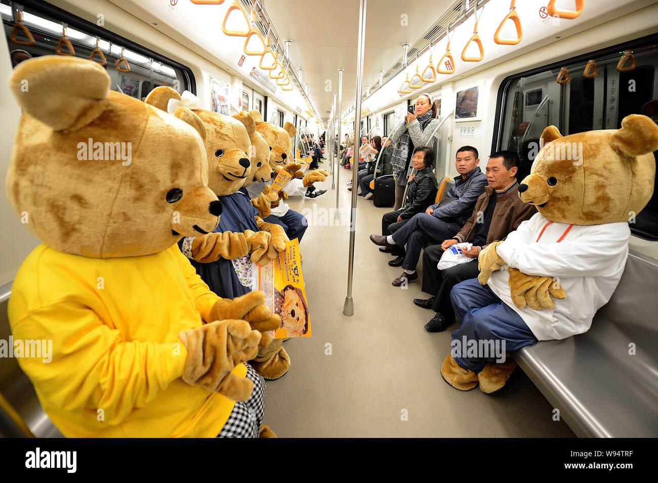 Oso de peluche vestido fotografías e imágenes de alta resolución - Página 9  - Alamy