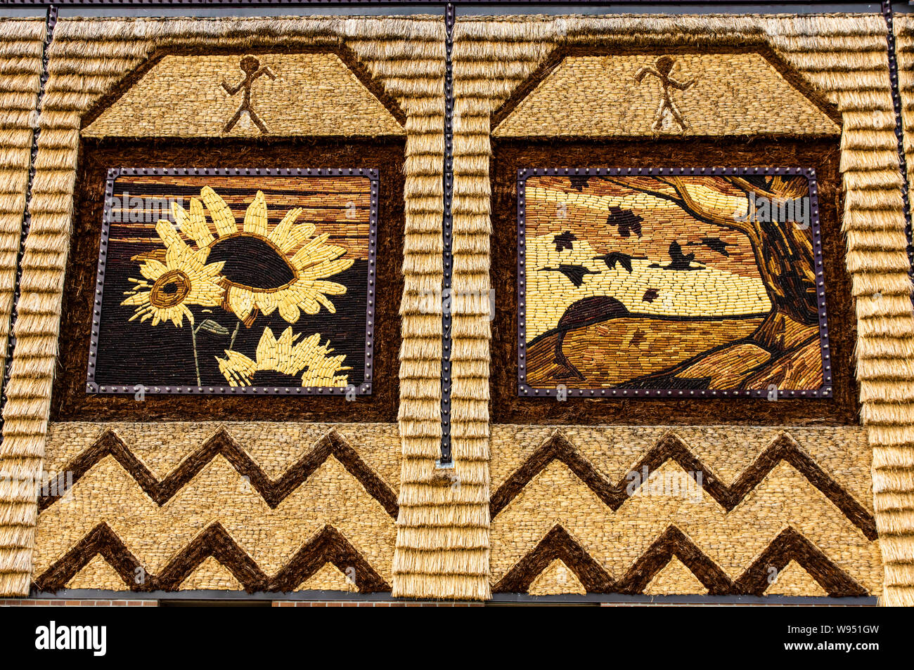 Paneles de arte hecha de maíz en el mundo sólo maíz Palace, situado en Mitchell, Dakota del Sur Foto de stock