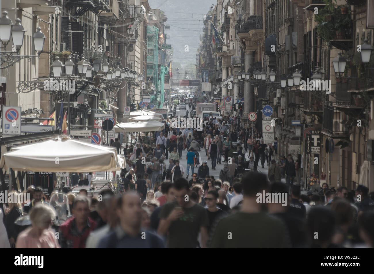 Via Maqueda conocido como Strada Nuova, una de las principales calles de la ciudad de Palermo. Concurrida zona peatonal de Palermo, Sicilia. La gente caminando de la calle Via Maqueda Foto de stock