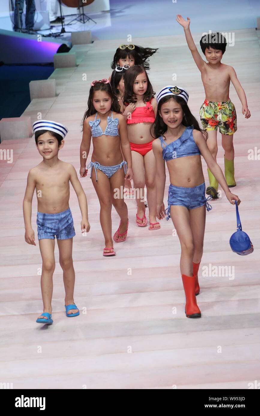 Modelos presentan creaciones del apuntador Kids 2012 trajes de baño  colección durante la Semana de la moda de China en Beijing, China, 31 de  marzo de 2012 Fotografía de stock - Alamy