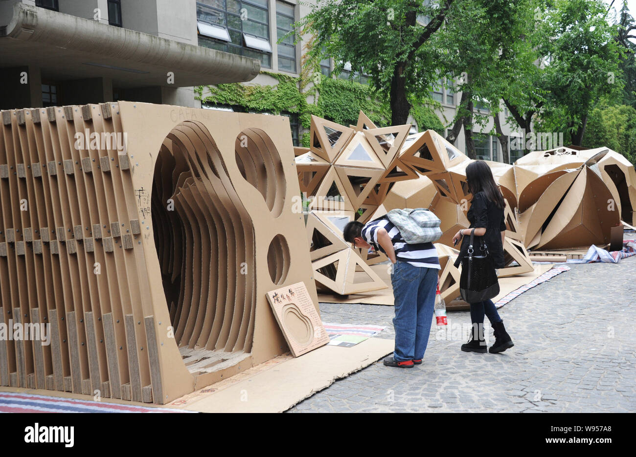 Los visitantes miran la construcción de estructuras de cartón en la  Universidad Tongji, en Shanghai, China, 29 de mayo de 2012. La construcción  del 6º Festival de Tongji Univers Fotografía de stock - Alamy