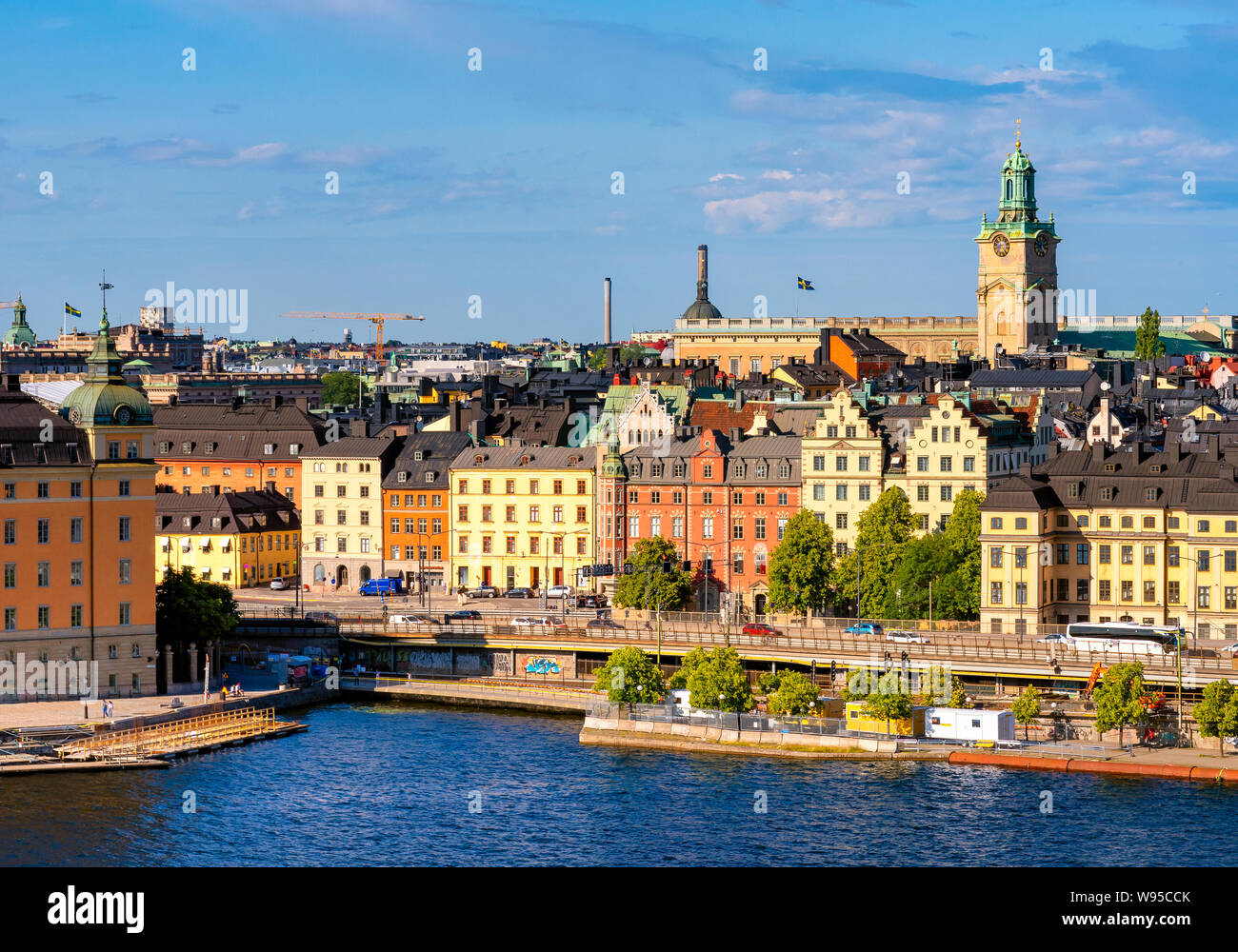Vista de la ciudad de Estocolmo a través de puerto de mar en la temporada  de verano en Estocolmo, Suecia Fotografía de stock - Alamy