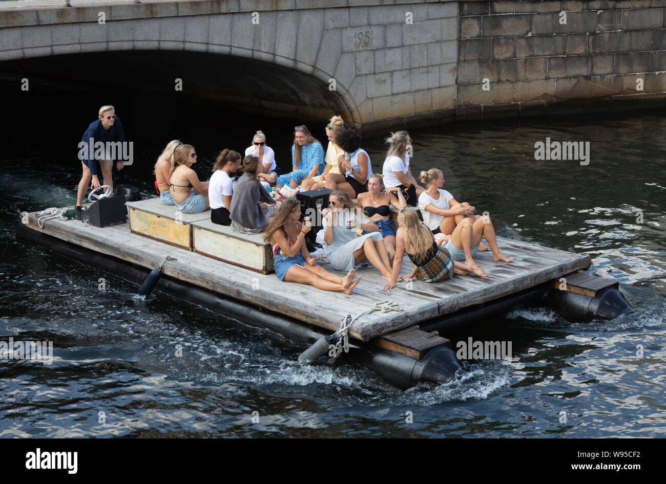 Canal de Copenhague Dinamarca - Alquilar un barco con un grupo de mujeres relajándose en una excursión por el canal, Copenhague, Dinamarca Escandinavia Europa Foto de stock