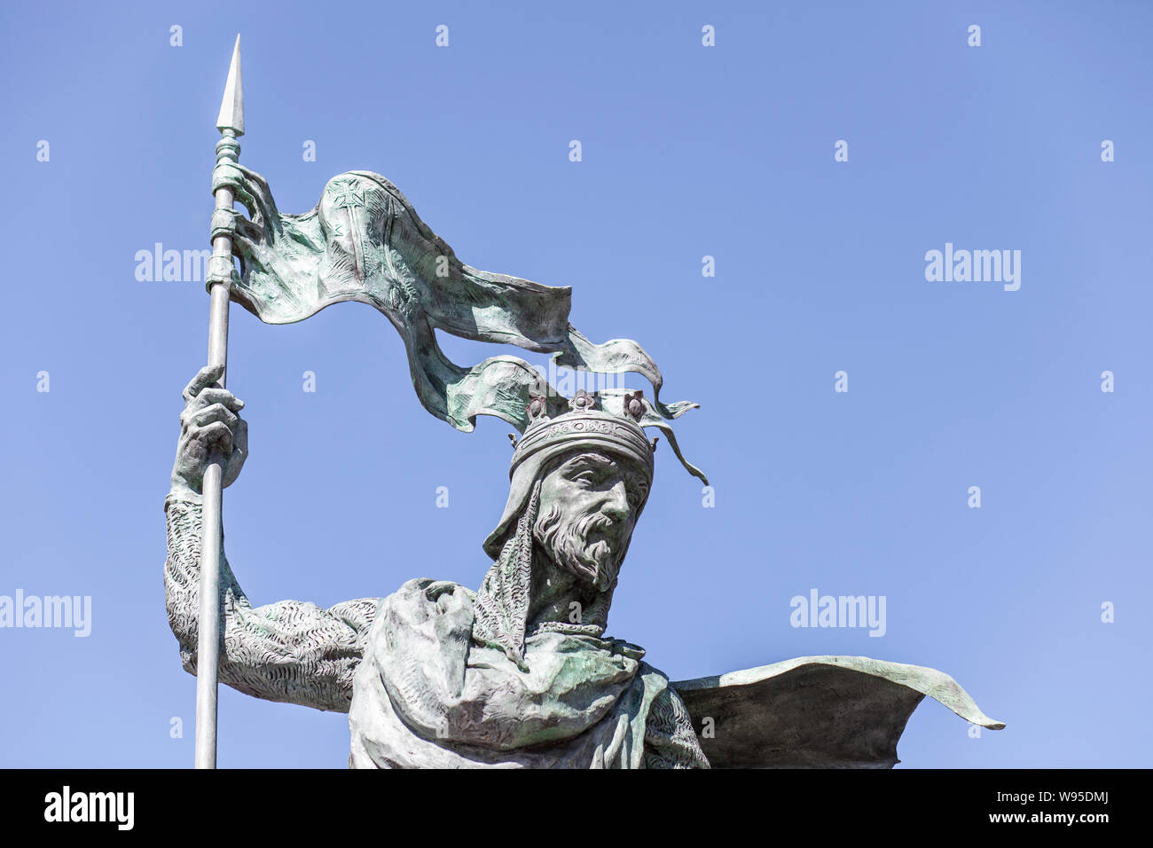León, España - Junio 25th, 2019: Alfonso IX, Siglo XII, rey de León y Galicia. Monumento en la plaza de Santo Martino, León, España. Esculpida por Estanisla Foto de stock