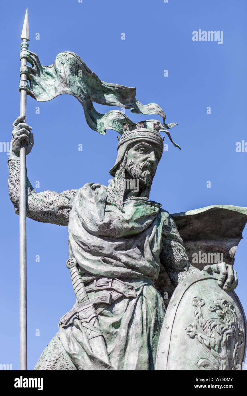 León, España - Junio 25th, 2019: Alfonso IX, Siglo XII, rey de León y Galicia. Monumento en la plaza de Santo Martino, León, España. Esculpida por Estanisla Foto de stock