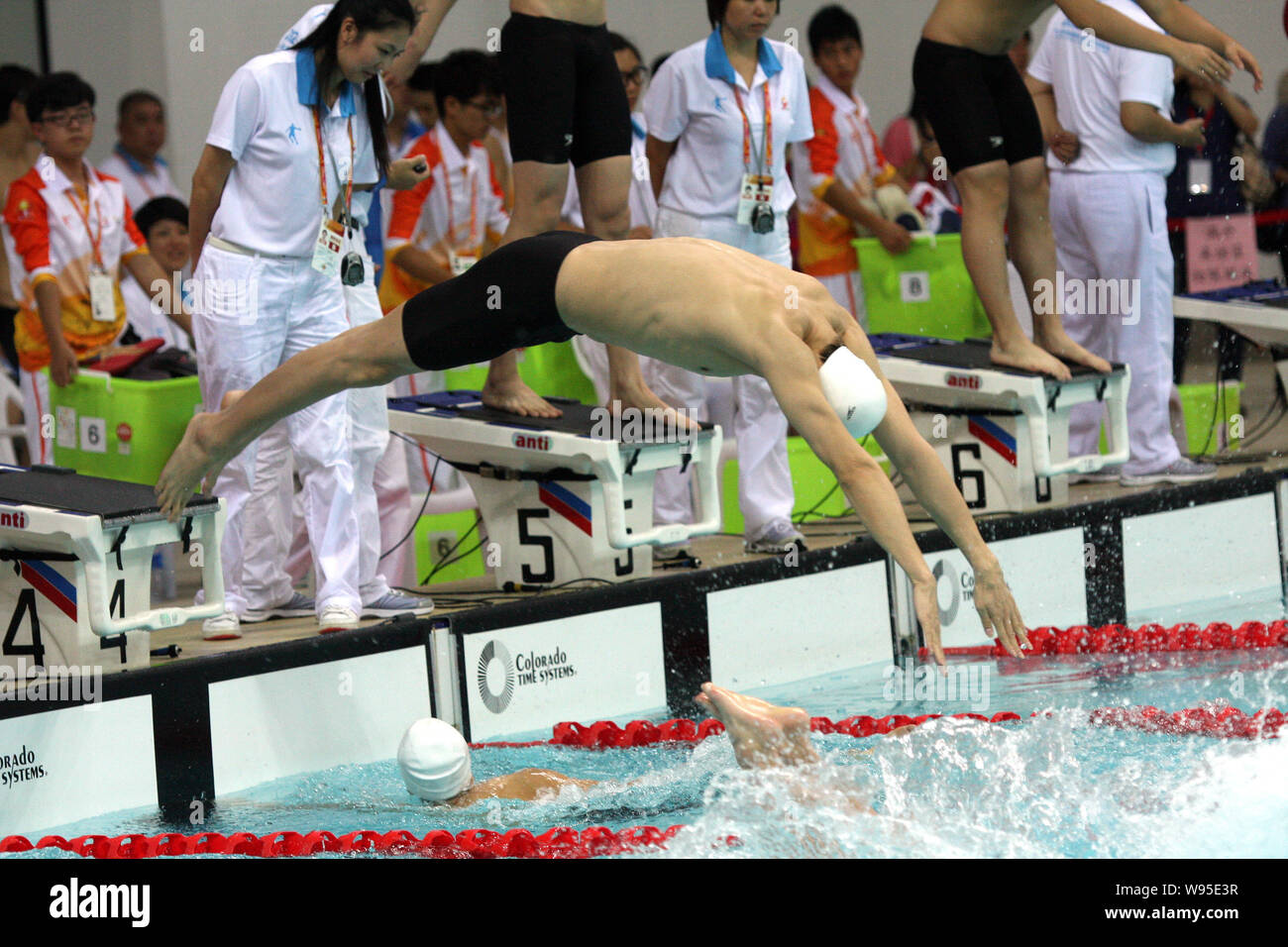 Chino doble medallista de oro Olímpico de Natación Sun Yang comienza su pierna como participa Mens 4x100m relé freestyle en la novena universidad nacional Ga Foto de stock