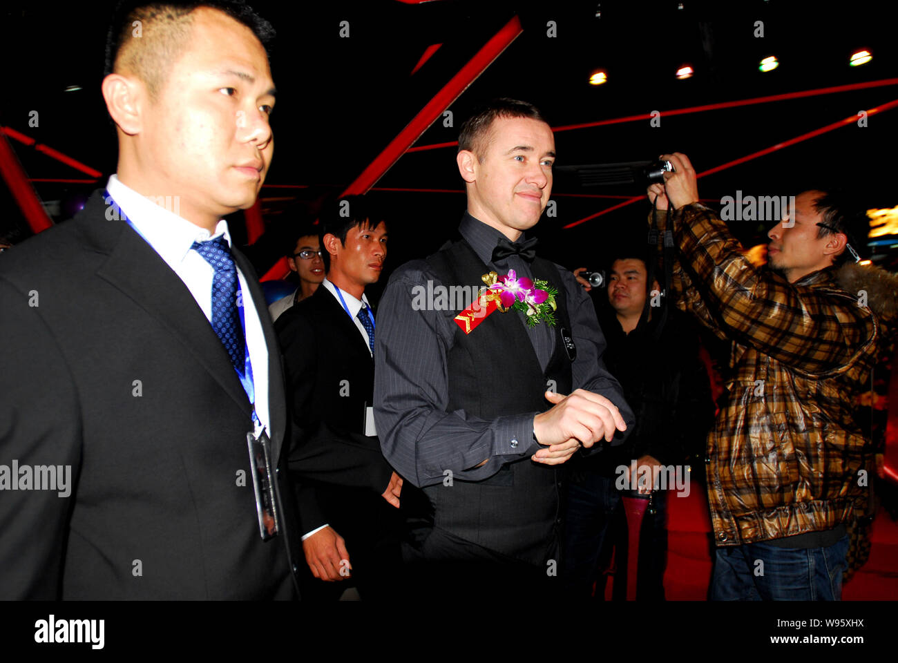 Jugador de billar profesional escocés Stephen Hendry realiza en la  ceremonia de inauguración de un salón de billar en la ciudad de Nanning, al  sur de Guangxi Zhuang Chinas Fotografía de stock 