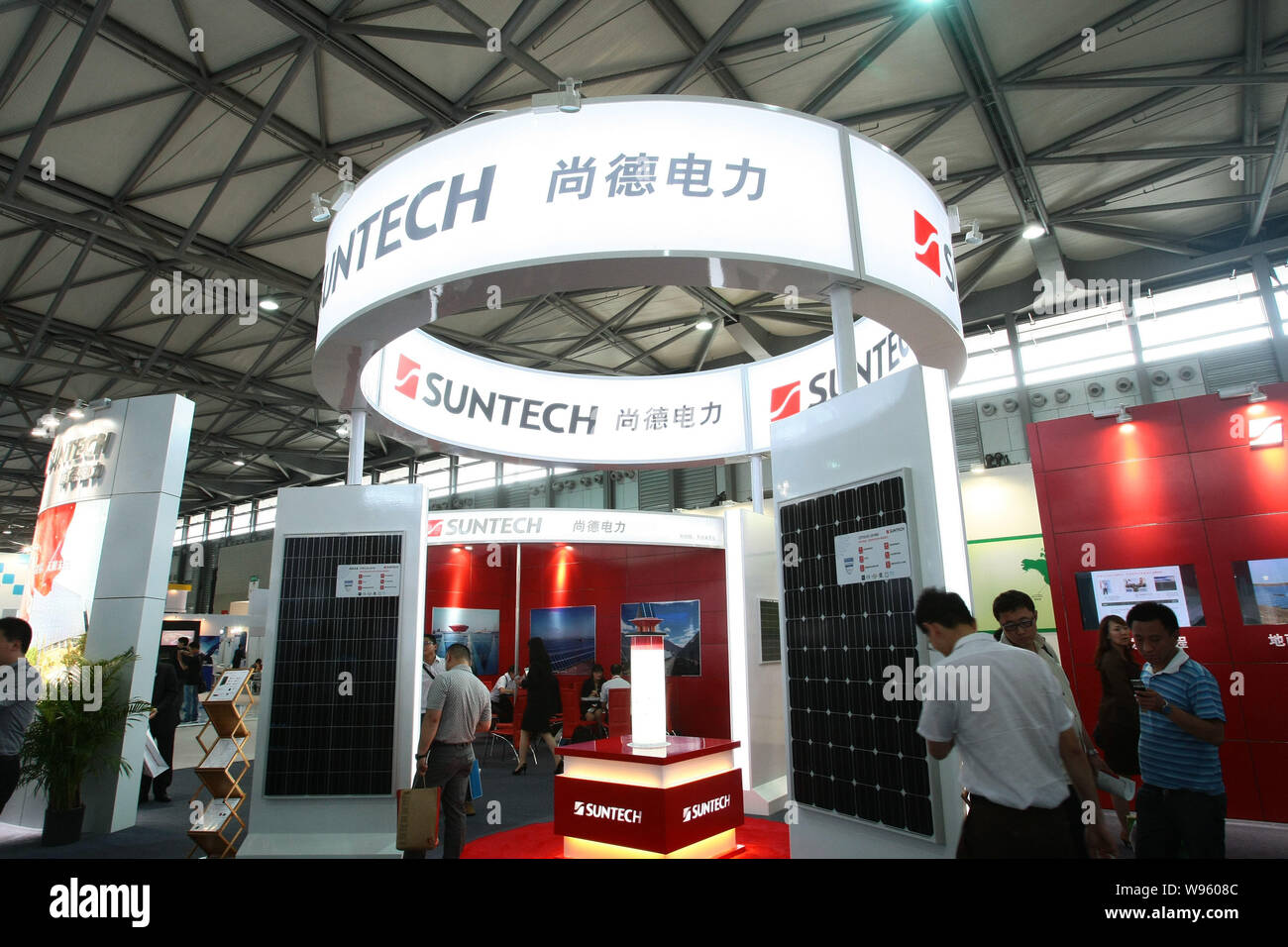 --File--personas visitan el stand de Suntech durante la SNEC 6a (2012) la generación de energía fotovoltaica internacional Conference & Exhibition, conocido como SNE Foto de stock